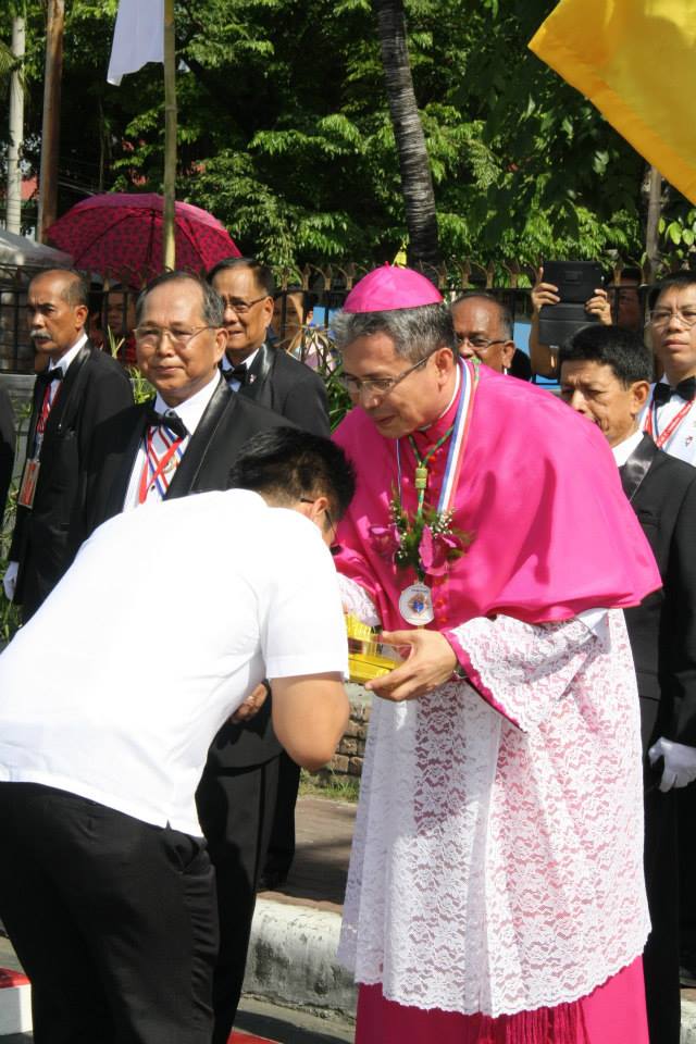 Welcoming Honors for Bishop Rey by the City Government (5)